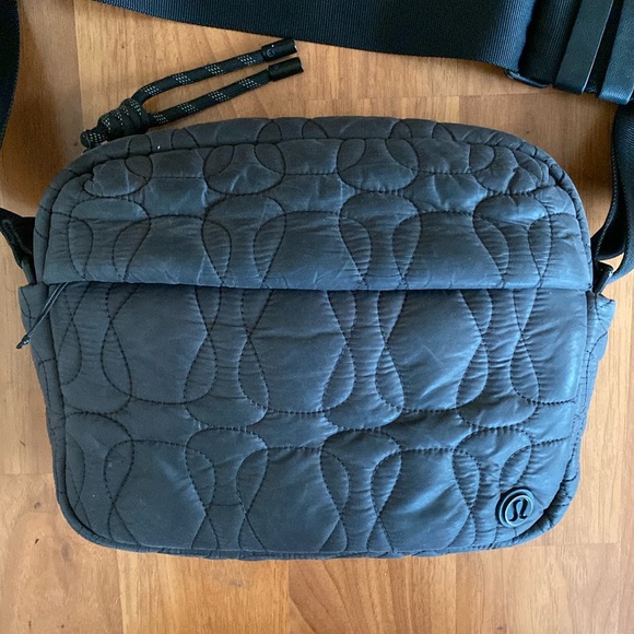 ❤️ Lululemon Quilted Embrace Crossbody Bag Black - Picture 10 of 10